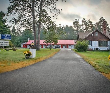 Northern Pine Inn Hayward Exteriör bild