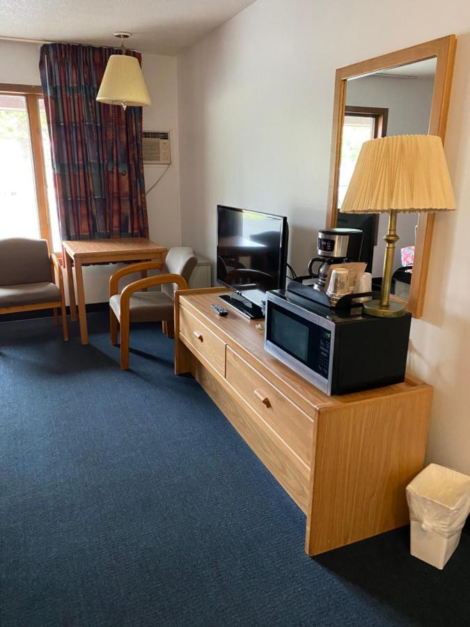 Northern Pine Inn Hayward Exteriör bild